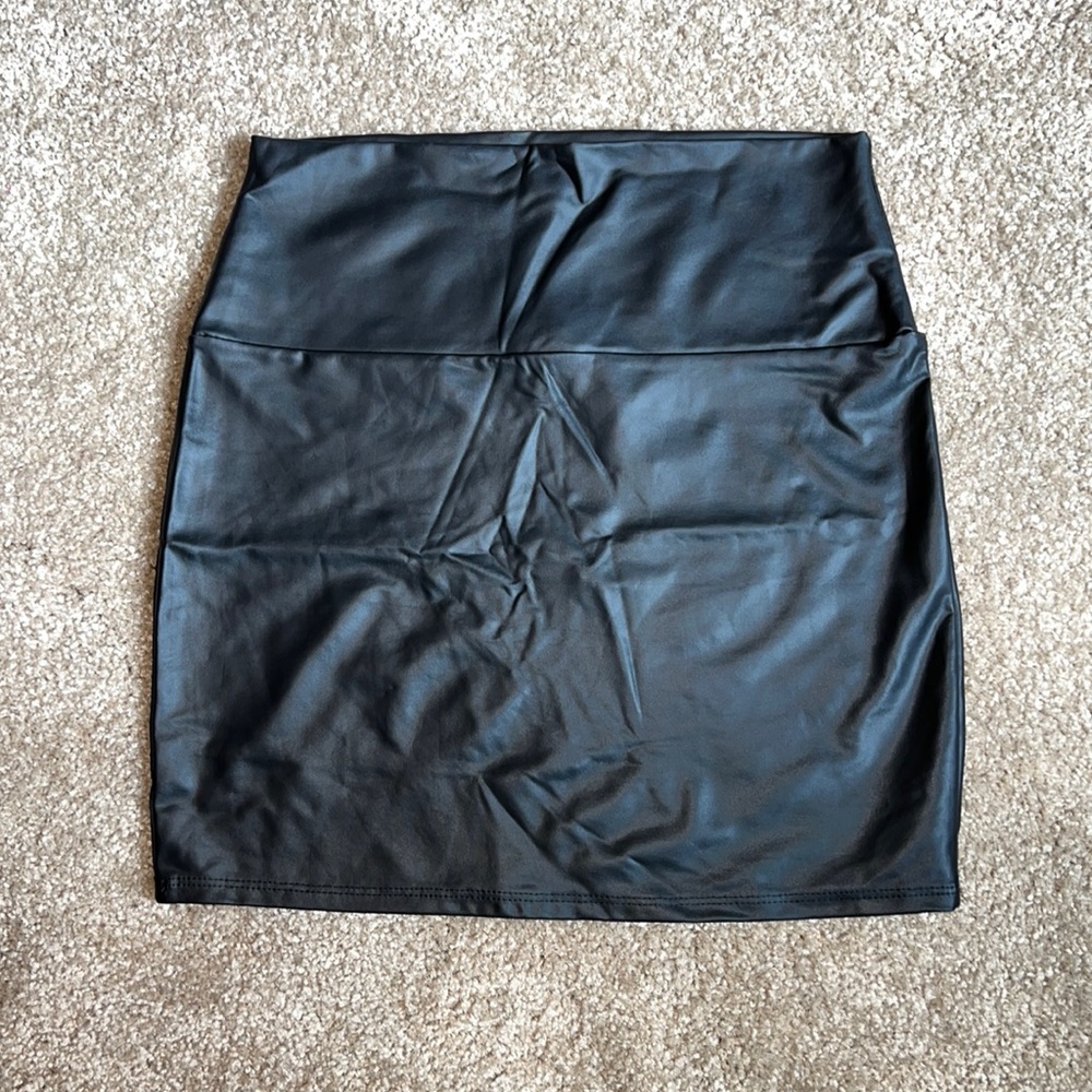 Faux leather mini skirt